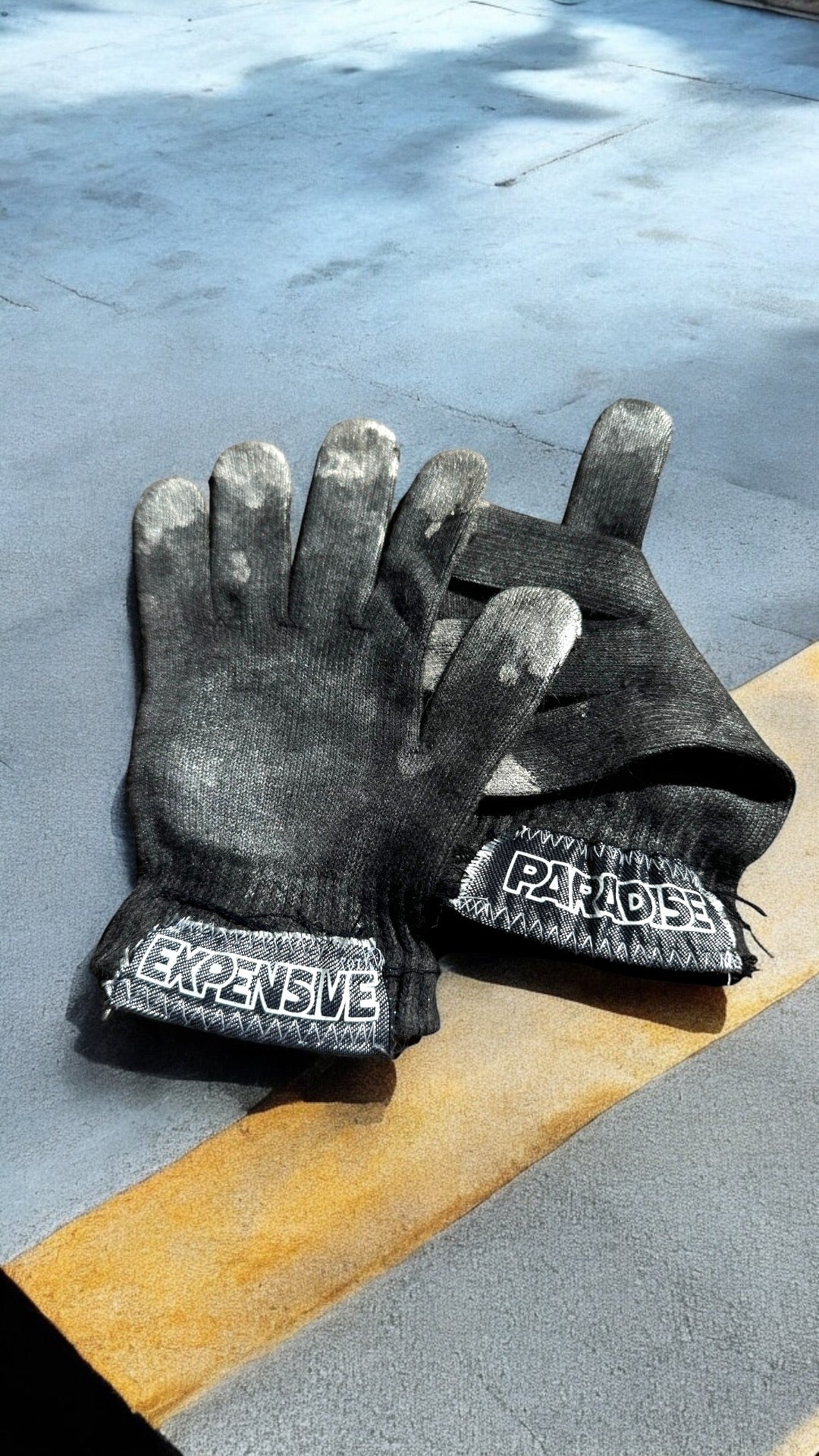 EXPENSIVE PARADISE - "404 ERROR MITTENS" COLOR: GRAY